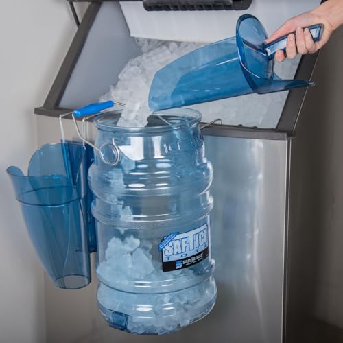 San Jamar Saf-T-Scoop ice scoop in stainless steel, 64 oz to 86 oz capacity, designed for easy ice handling and serving.