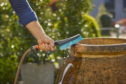 Gardena Cleansystem Hand-Held Brush S hard: Cleaning brush with hose connection, flat brush body, for narrow areas and non-sensitive surfaces outside, with water-flow regulation (18844-20)