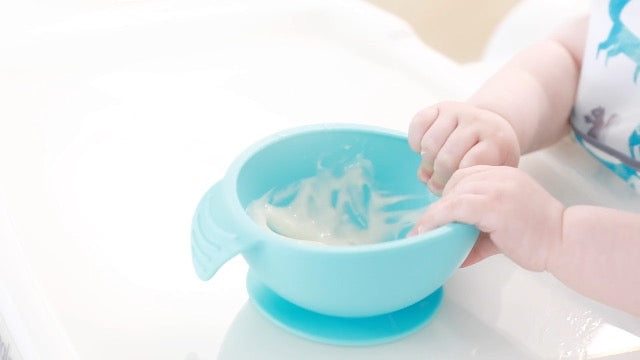 Bumkins Baby Bowl, Silicone Feeding Set with Suction for Baby and Toddler, Includes 4 Spoons and Lid, First Feeding Set, Training Essentials for Baby Led Weaning for Babies 4 Months Up, Blue Bumkins Blue-FF Set