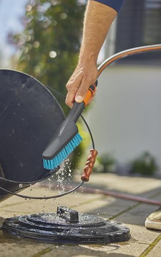 Gardena Cleansystem Hand-Held Brush S hard: Cleaning brush with hose connection, flat brush body, for narrow areas and non-sensitive surfaces outside, with water-flow regulation (18844-20)