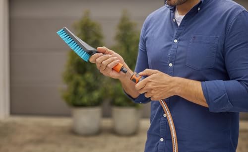 Gardena Cleansystem Hand-Held Brush S hard: Cleaning brush with hose connection, flat brush body, for narrow areas and non-sensitive surfaces outside, with water-flow regulation (18844-20)