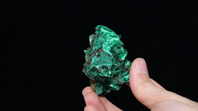 Apengshi Natural Malachite Crystal Stone 0.22-0.33lb Raw Malachite Stone Irregular Rough Malachite Mineral Specimen Original Shape Healing Crystal Gem Worry Relief Stress with Gift Box 0.22-0.33 Pound