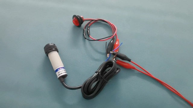 GUUZI 30cm Adjustable M18 Diffuse Photoelectric Sensor Optical Three Lines NPN NO (Normally Open) Proximity Switch 6-36VDC E3F-DS30C4 G066
