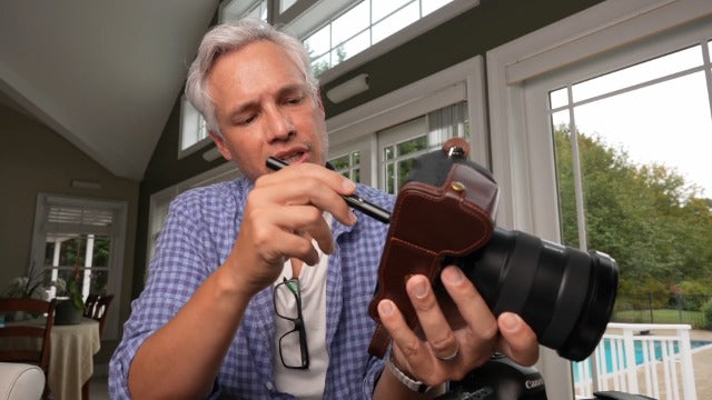 VSGO V-P01E Camera Lens Cleaning Pen with Carbon Tip and Retractable Brush