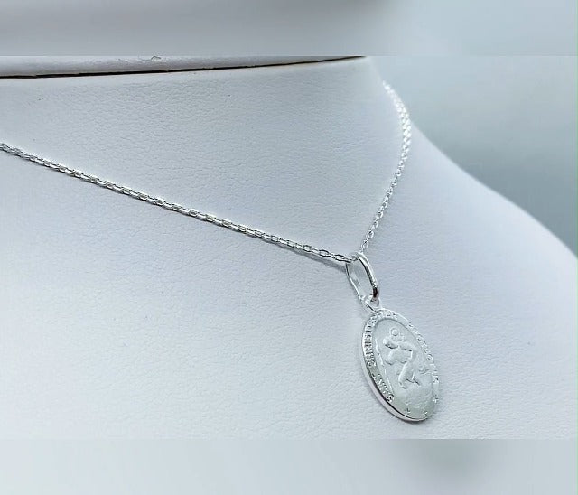 Ritastephens Italian Sterling Silver Small Oval Saint St Christopher Medal Charm Pendant Necklace, 16mm, 20mm 18.0 Inches 16x11mm medal (Small)
