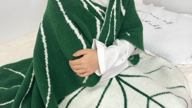 Leaf Sherpa Blanket Large – Soft Throw for Sofa & Bed
