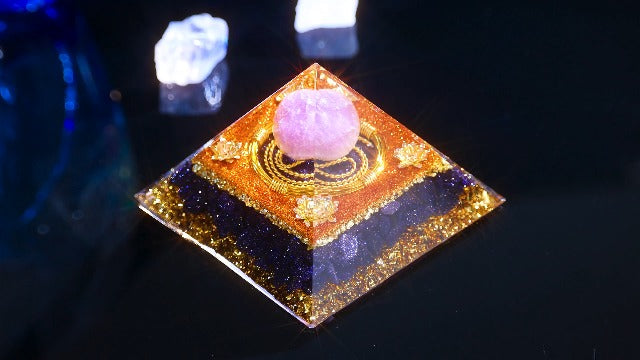 Hopeseed Orgone Crystal Pyramid Orgonite Amethyst&Blue Sandstone Stones Healing Crystals Pyramid for Positive Energ Reduce Stress Chakra Meditation Attracts Lucky and Success Spiritual Gifts