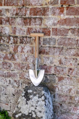Burgon & Ball stainless steel small perennial spade with wood T-grip handle