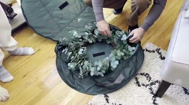 30 in Wreath Storage Container Made of 600D Nylon Oxford Fabric and Steel Wire. Wreaths Storage Bag has 4 Interior Velcro Fasteners and a Removable Inner Pocket. (1 Pack) 1