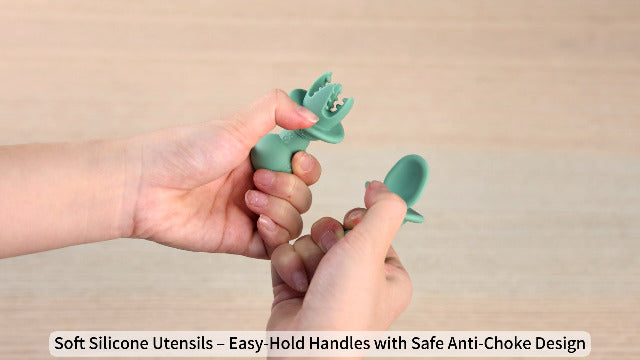 Haakaa silicone baby travel feeding set with foldable suction plate, suitable for ages 6 months and up, featuring flatware utensils.