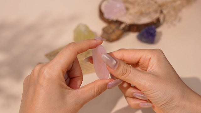 Rose Quartz Thumb Worry Stone Anxiety Stress Relief Reiki Gemstone Healing Crystals Energy Balancing Spiritual Therapy Meditation Gifts for Women Men Rose Quartz