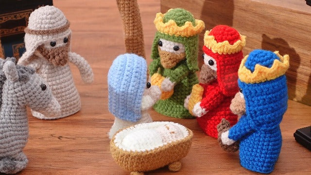 Qunclay 8 Pcs Knit Christmas Nativity and Figures Set for Women Men