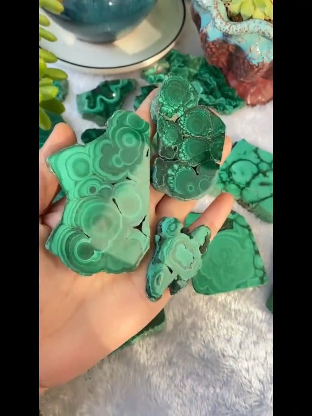 Natural Malachite Slice 50-100g (0.11-0.22lb), Polished Malachite Slab Healing Crystal Stone, Green Mineral Specimen for Jewelry Making, DIY, Reiki, Pocket Crystal Collection