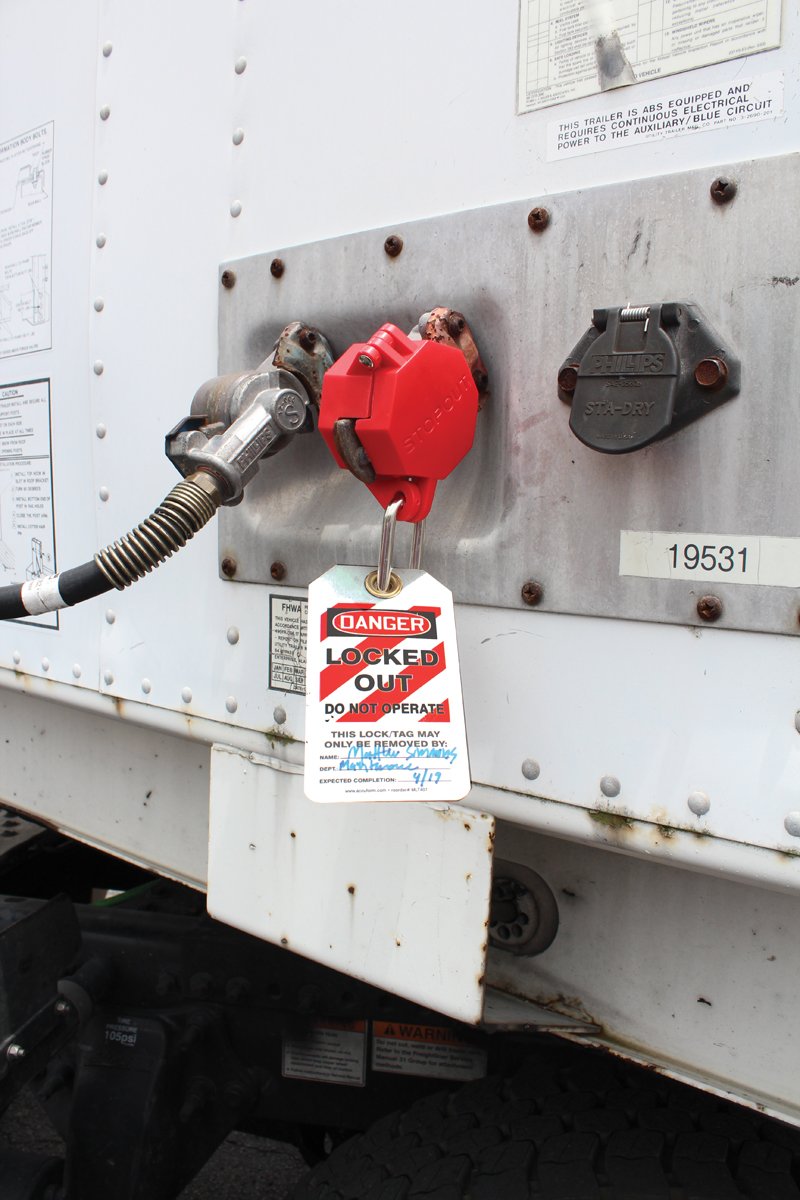 [Australia - AusPower] - Accuform KDD477 STOPOUT Trailer-Lock Glad Hand Lockout, Blocks Access to Air Line Connection, Plastic with Zinc-Coated Steel Hinge Pin, Red 