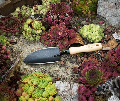 DeWit Tierra Garden Welldone planting trowel with sturdy blade and ergonomic handle for roots and planting
