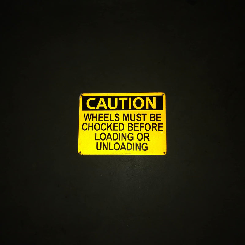 TRADESAFE Wheels Must Be Chocked Before Loading and Unloading Sign, Caution Sign, Quick Install Aluminum Safety Sign, Light Reflective, UV-Resistant, Waterproof, 14” X 10” Signs for Business