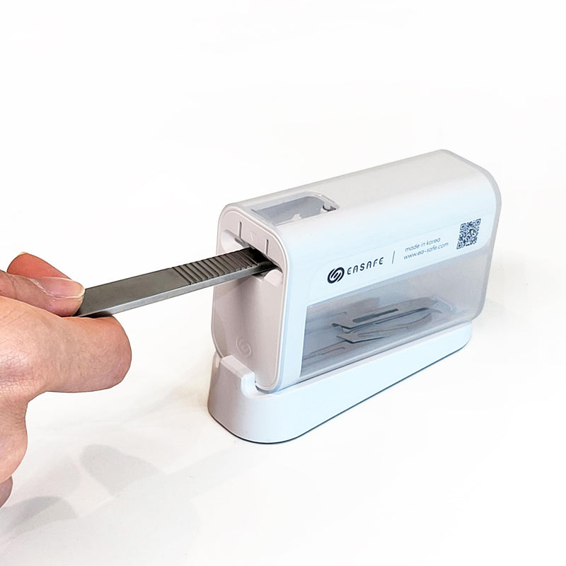 [Australia - AusPower] - Dermaplane Blade Remover - 1 Handed No-Touch Safe Disposal Tool - Holds 100 Blades 