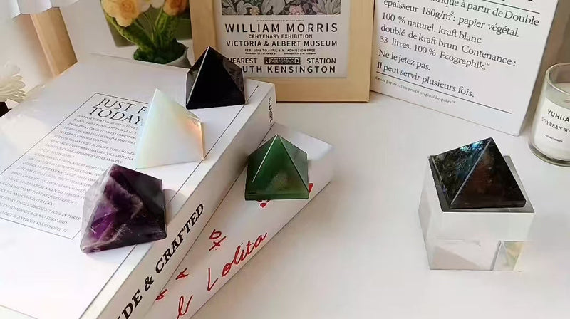 Natural Labradorite Healing Crystal Pyramid Sculpture Sacred Geometry Energy Generator for Meditation Spiritual Growth Chakra Balancing Feng Shui Home Office Decor Handcrafted Quartz Manifestation Labradorite Pyramid