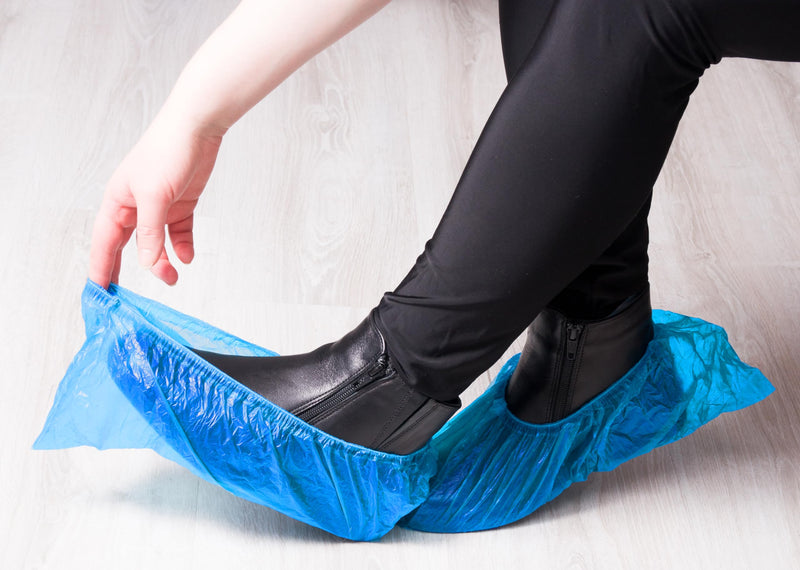 TIGA-MED Disposable Shoe Covers Pack of 100 - Strong 4.0 g CPE, Waterproof & Tear-Resistant, with Elastic Band up to Shoe Size 48, Blue (Surgical / Practice / Laboratory / Visitor)