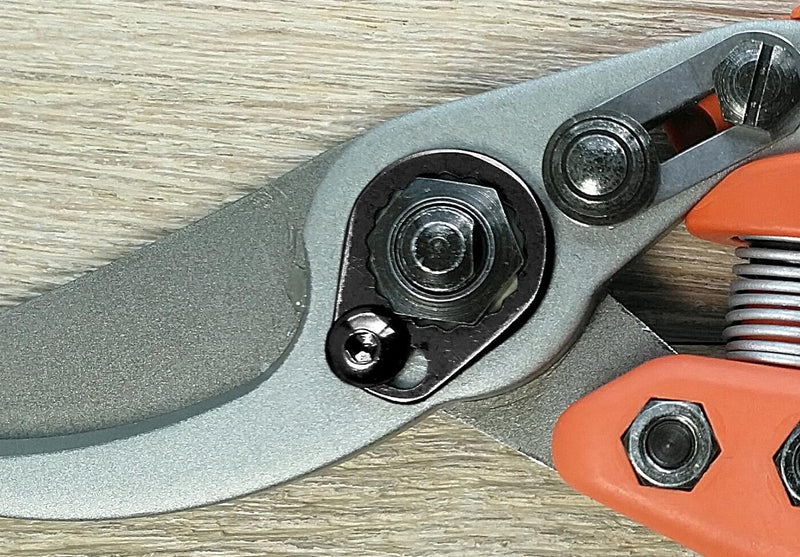 Original LÖWE Profi Bypass Pruner Garden Tools 11.107 | Light & Sharp Tree Pruner | Use As Garden Shears, Handheld, Pruning Shears for Gardening | For flowers, twigs & fruit trees | Made in Germany Ergonomic handle