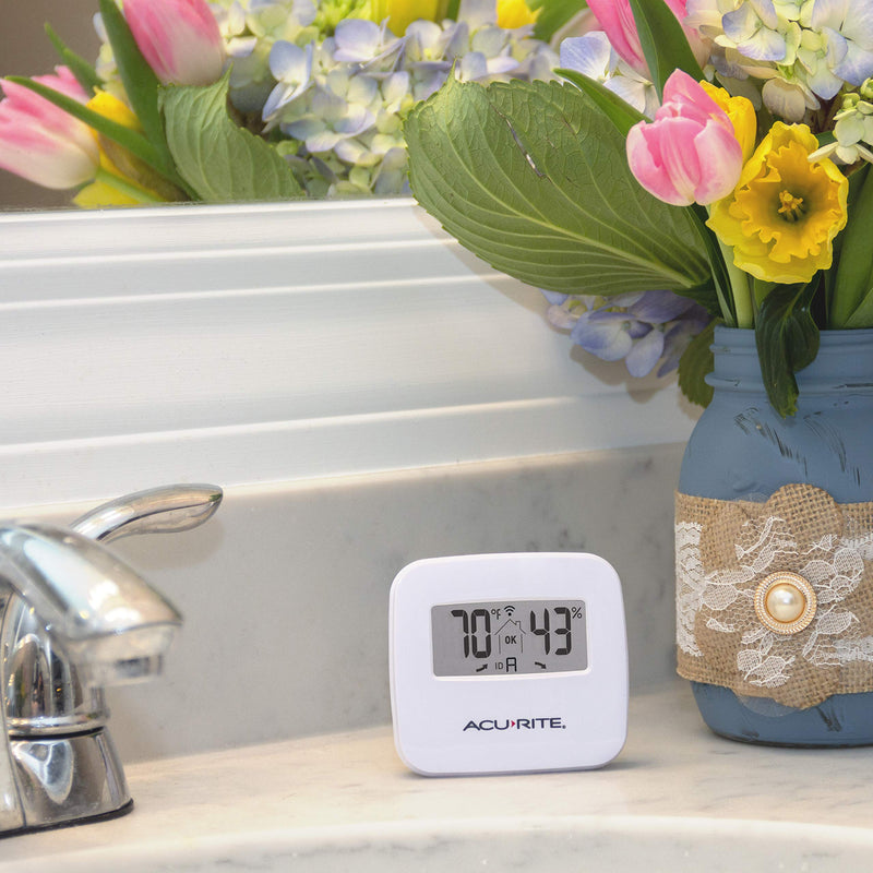 AcuRite 01096M Temperature & Humidity Station with 3 Indoor/Outdoor Sensors 2 Indoor/1 Outdoor