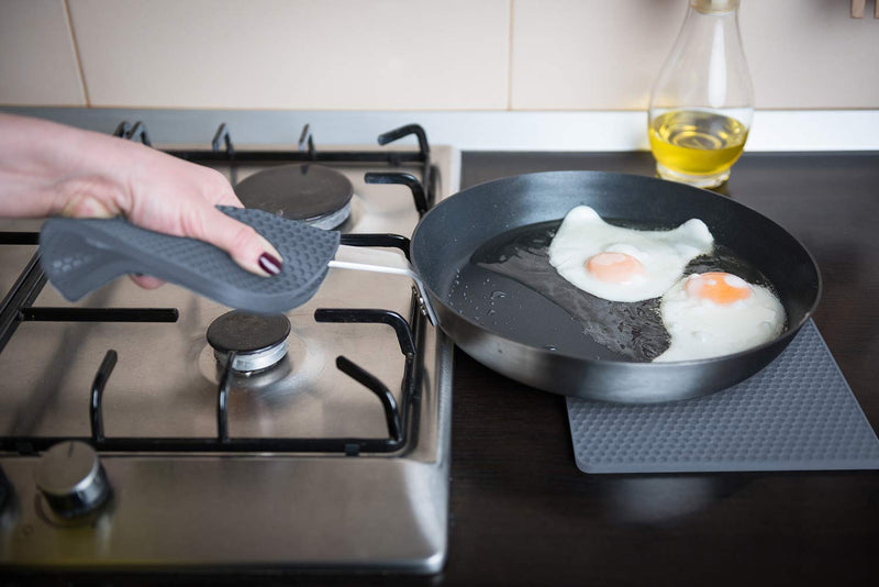 [Australia - AusPower] - Silicone Trivet Mats - Pot Holders - Drying Mat Our potholders Kitchen Tools is Heat Resistant to 440°F, Non-Slip Durable Flexible Easy to wash and Dry and Contains 4 pcs by Q's INN. Gray 