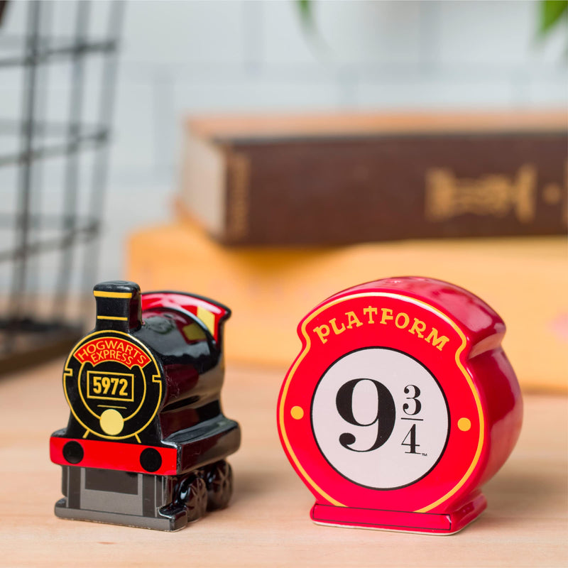 [Australia - AusPower] - Silver Buffalo Harry Potter Hogwarts Express Platform 9 3/4 Ceramic Salt and Pepper Shaker 
