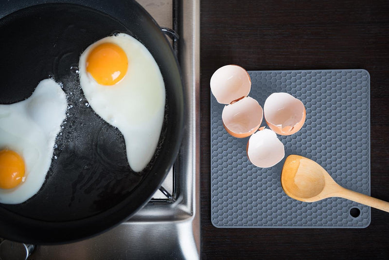 [Australia - AusPower] - Silicone Trivet Mats - Pot Holders - Drying Mat Our potholders Kitchen Tools is Heat Resistant to 440°F, Non-Slip Durable Flexible Easy to wash and Dry and Contains 4 pcs by Q's INN. Gray 