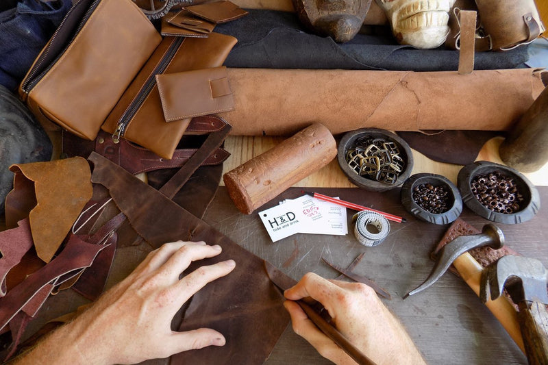 [Australia - AusPower] - Hide & Drink, Rustic Leather Car Key Holder, Headphone & Charging Cables, Memory Cards, Flash Drives, Lighters, Cash Zipper Case with Clasp, Handmade Includes 101 Year Warranty :: Charcoal Black 