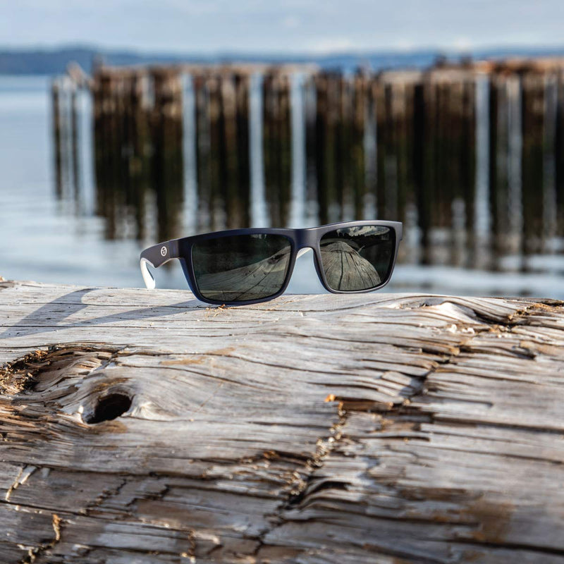 [Australia - AusPower] - Flying Fisherman 7879BSB Streamer Polarized Sunglasses Crystal Navy Frames/Smoke Lenses 